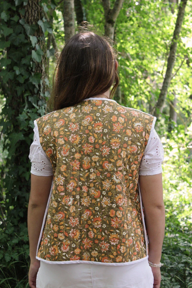 Veste Fleuri marron / orange sans manches matelassée - "Soledad" - Image 3