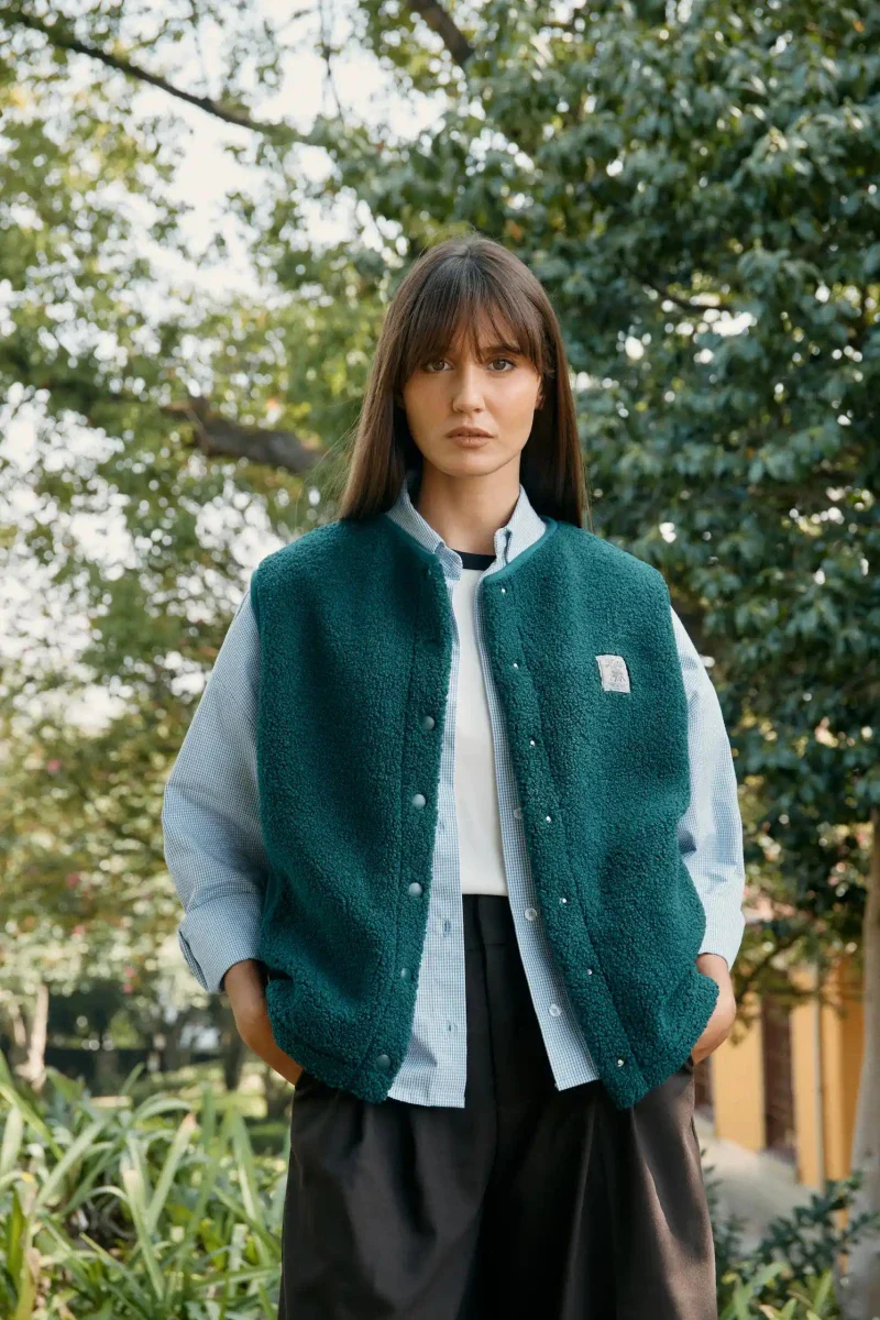 Veste polaire végane sans manche sherpa vert forêt - Image 2